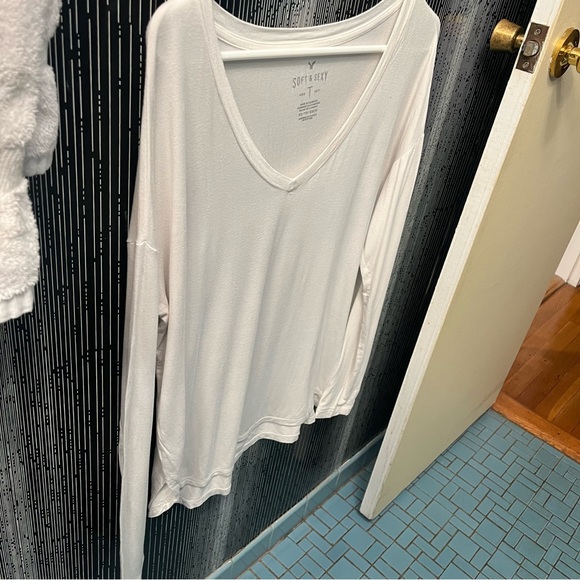 American Eagle White Soft & Sexy White Long Sleeve V Cut Shirt - Picture 4 of 8